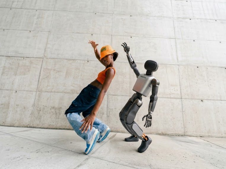 Une personne et le robot qui dansent côte à côte